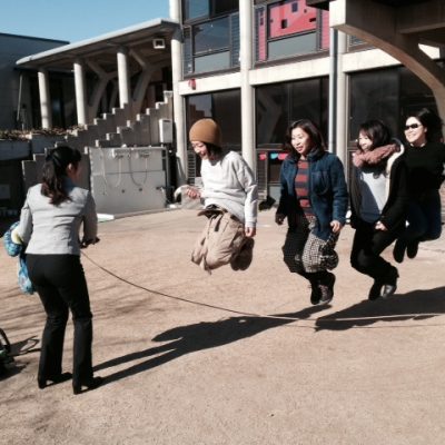 お母さんたちも跳びます