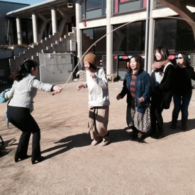お母さんたちも跳びます