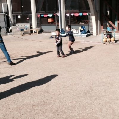 お母さんたちも跳びます